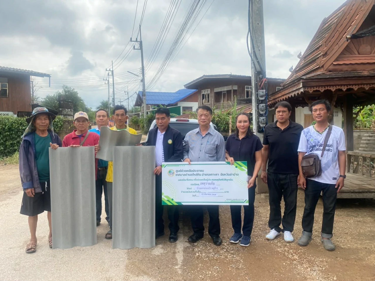 ลงพื้นที่แจกกระเบื้องผู้ประสบภัยวาตภัย บ้นามะกอก-นาบัว หมู่ที่ 4