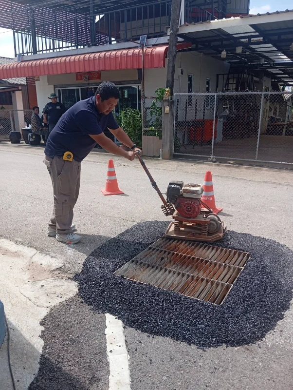 ลงพื้นที่ซ่อมแซมยกฝาบ่อพัก บริเวณถนนบ้านไหล่หิน หมู่ที่ 2 ห