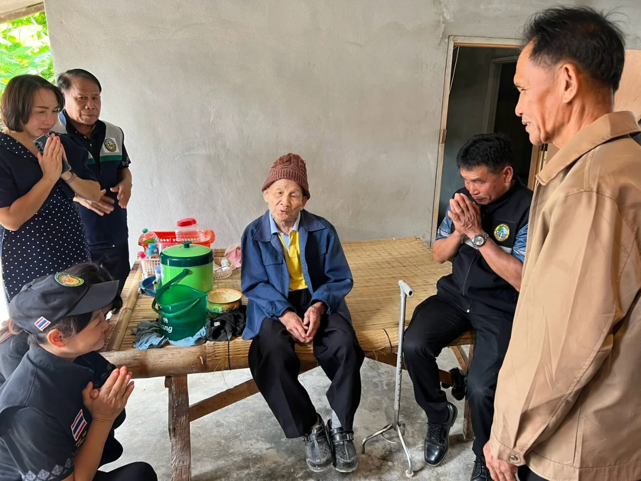 มอบป้ายให้กับผู้สูงอายุที่ได้รับการปรับปรุงบ้าน ตามโครงการปรับสภาพแวดล้อมและสิ่งอำนวยความสะดวกของผู้สูงอายุให้เหมาะสมและปลอดภัย ปีงบประมาณ 2569